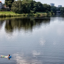 Mann auf einer Luftmatratze auf dem Werdersee